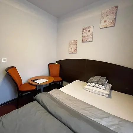 Kaskada Lomianska 33 Homestay Warsaw