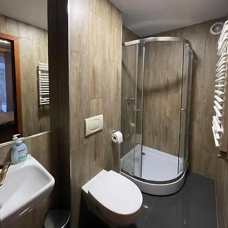 Kaskada Lomianska 33 *