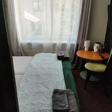 Kaskada Lomianska 33 Homestay Warsaw